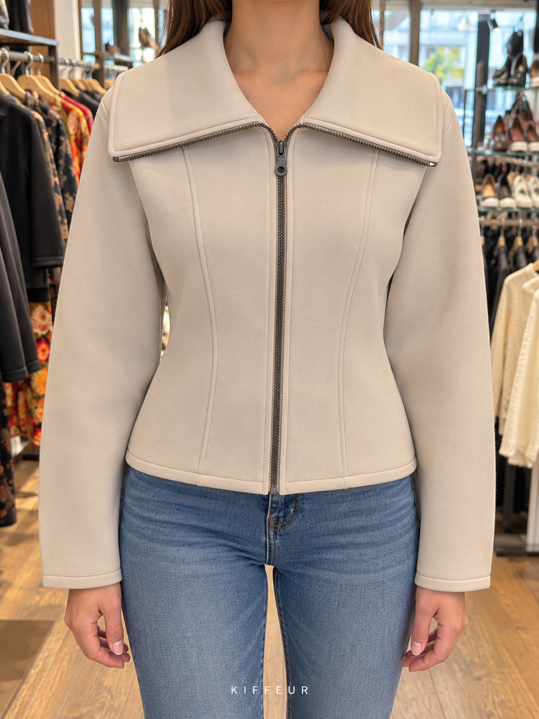 Veste courte beige zippée à grand col, portée de face en boutique KIFFEUR