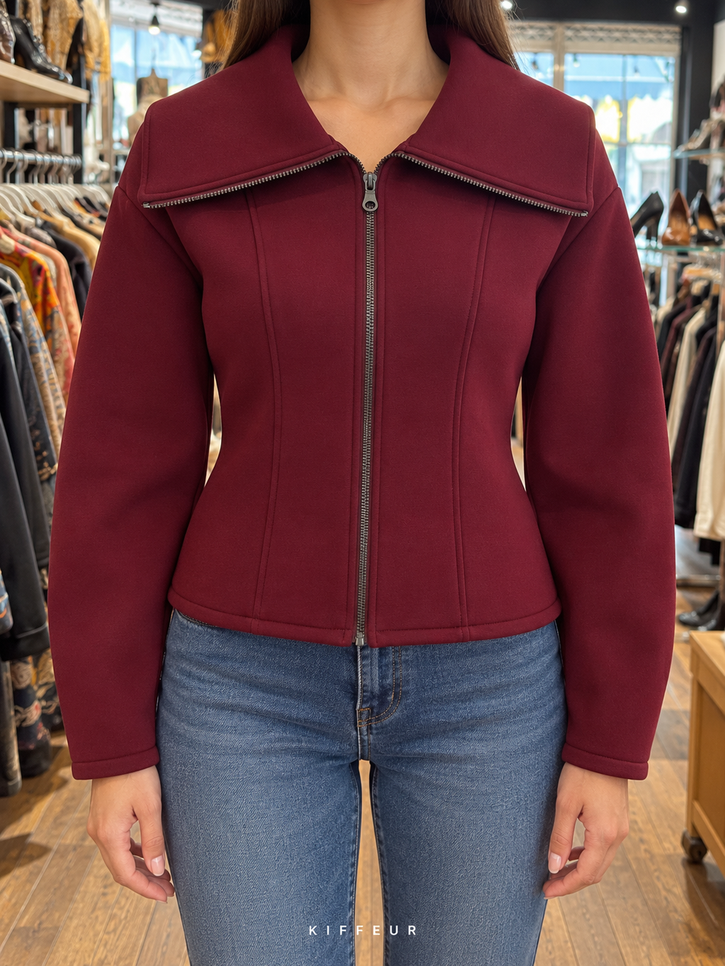 Veste courte bordeaux zippée à grand col, portée de face en boutique KIFFEUR