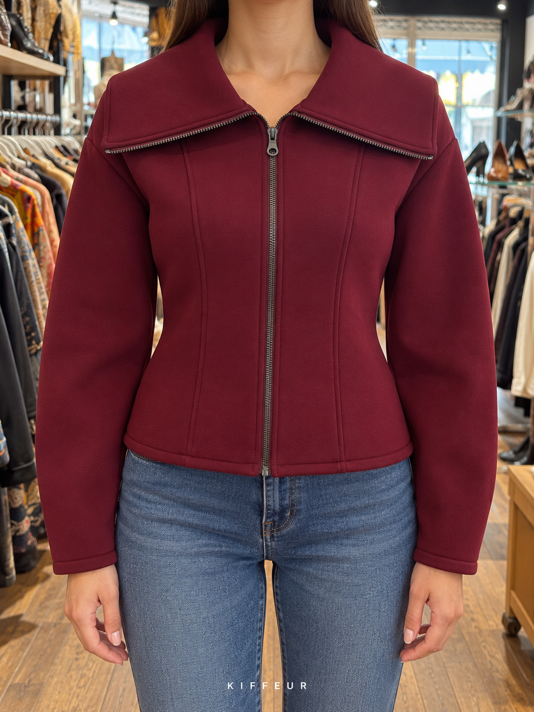 Veste courte bordeaux zippée à grand col, portée de face en boutique KIFFEUR