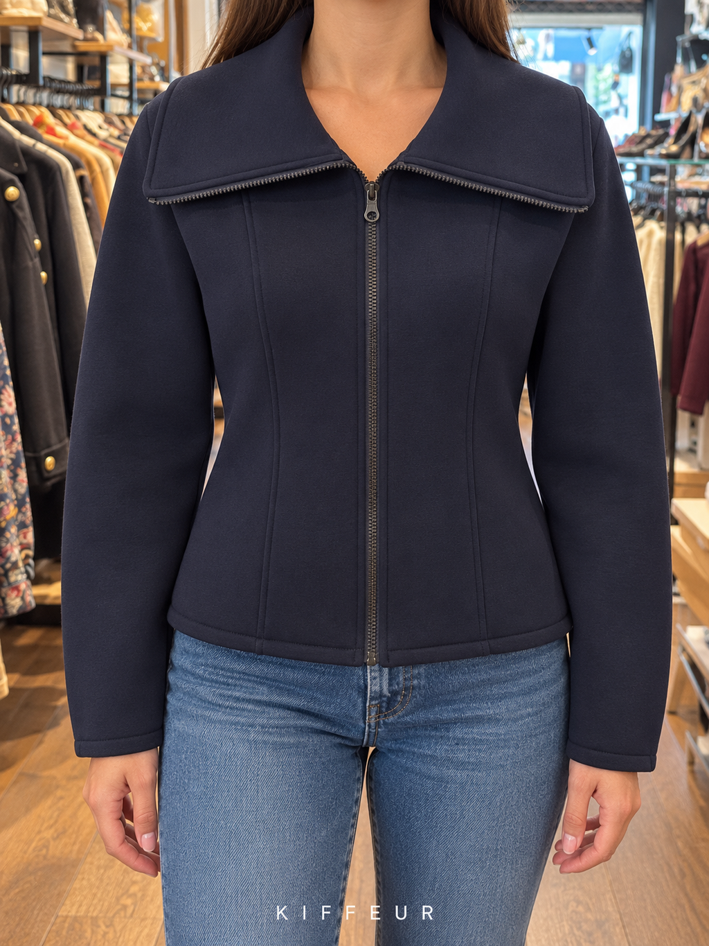 Veste courte bleu marine zippée à grand col, portée de face en boutique KIFFEUR