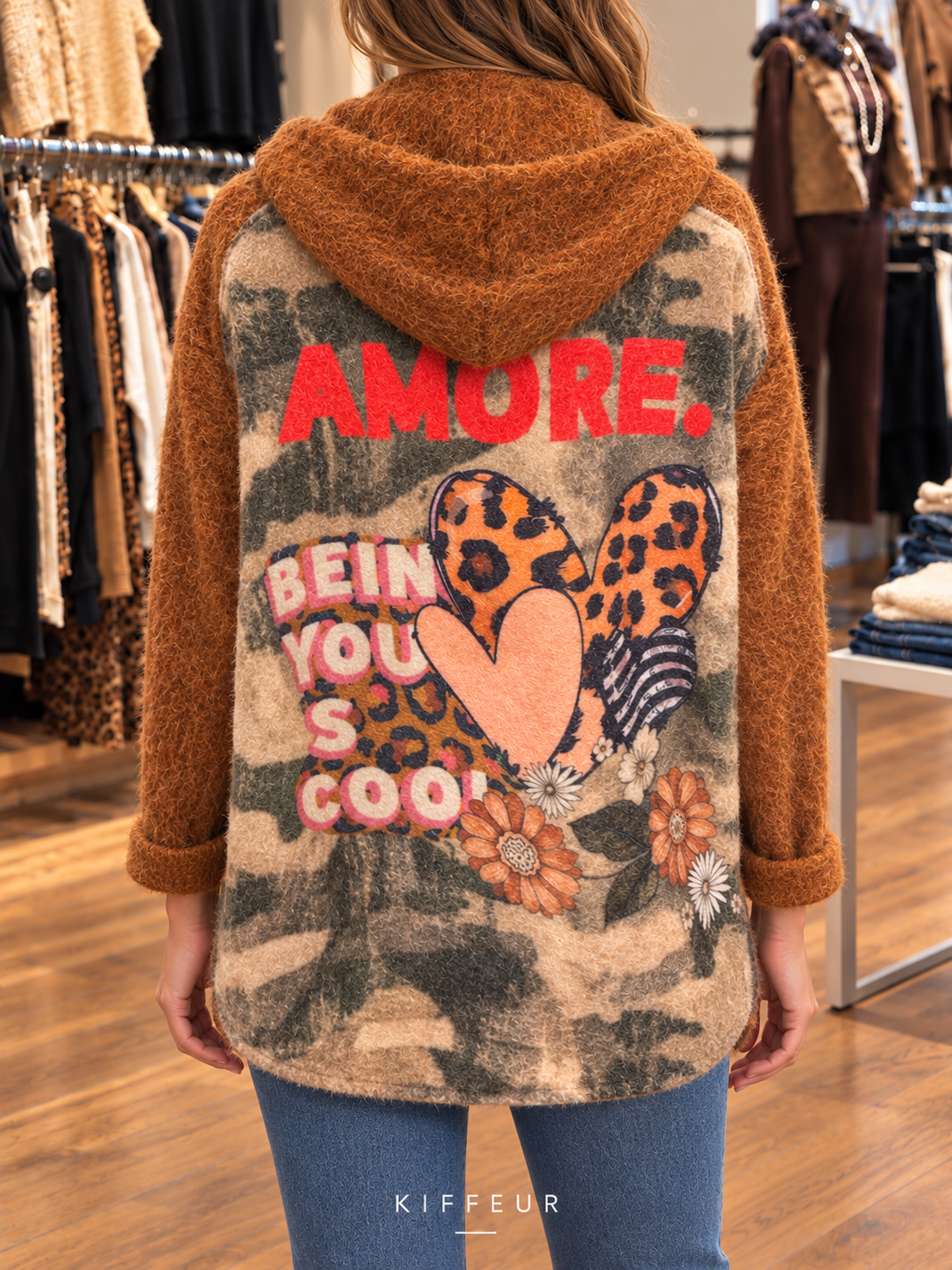Veste zippée à capuche Amore – Camel portée en boutique KIFFEUR