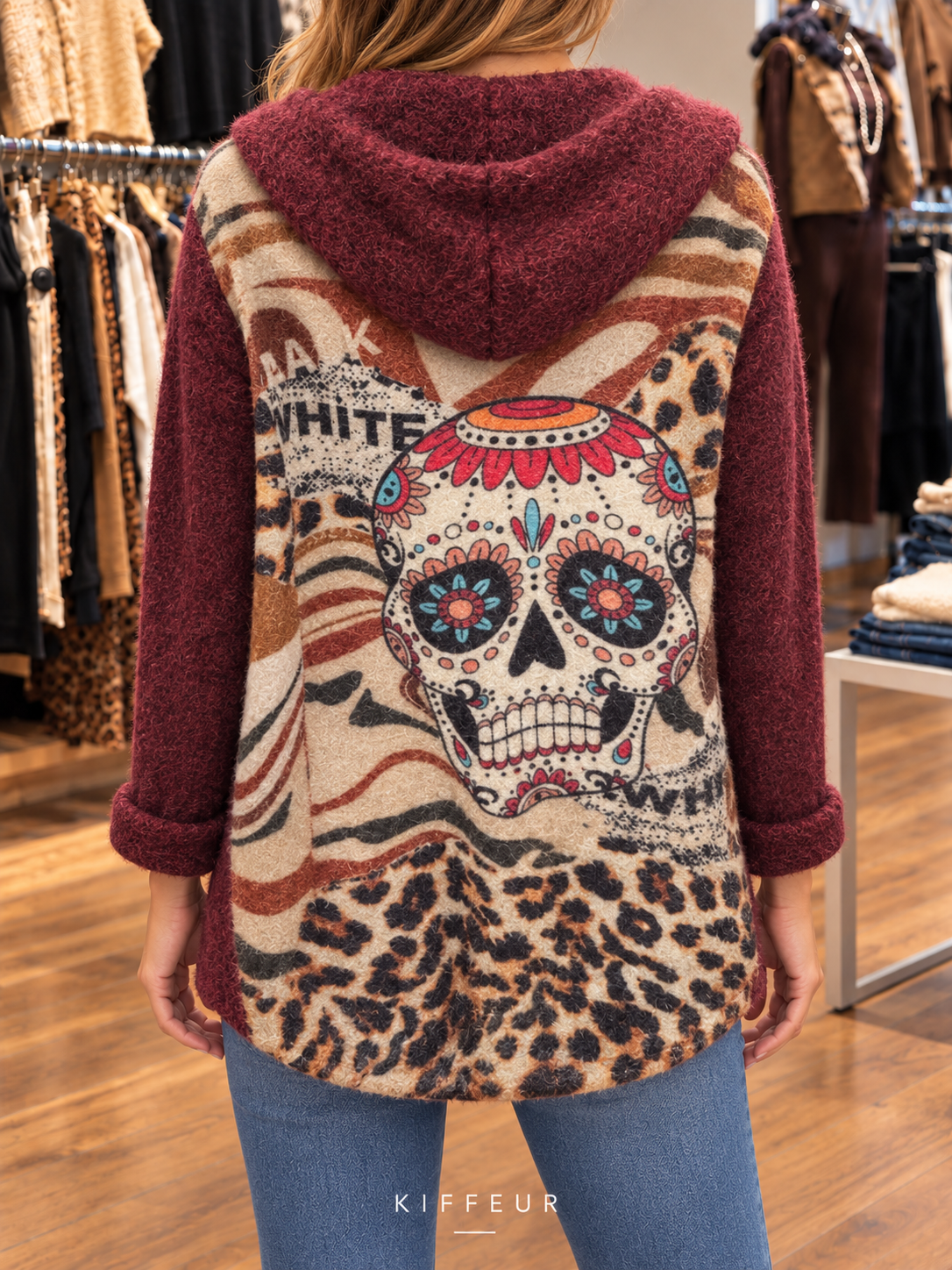 Veste zippée à capuche Tête de mort fleurie – Bordeaux portée en boutique KIFFEUR